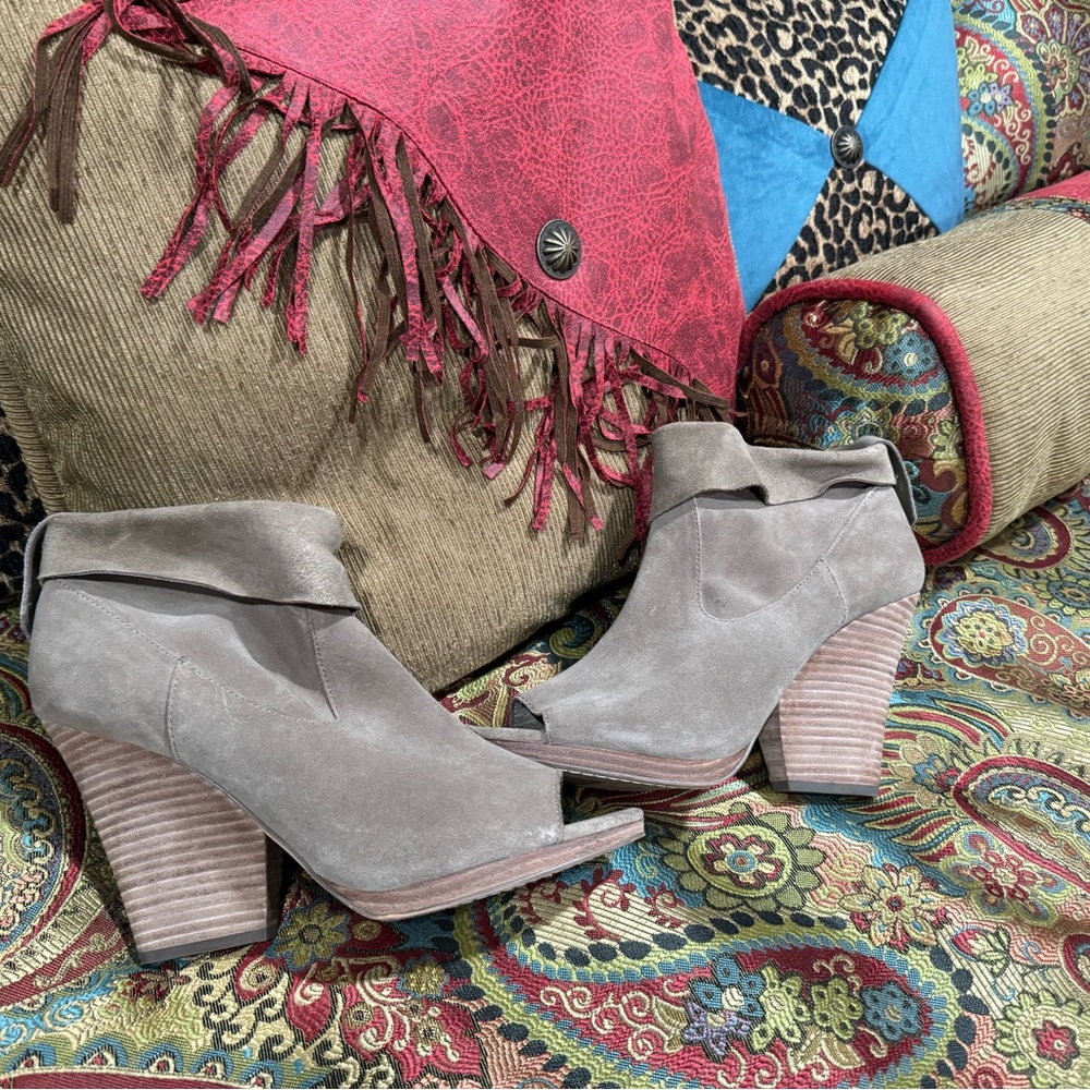 Vince Camuto used three times. Very very cute on!!